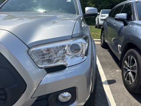 Used 2023 Toyota Tacoma SR5 w/ Technology Package AWD/4WD image 12