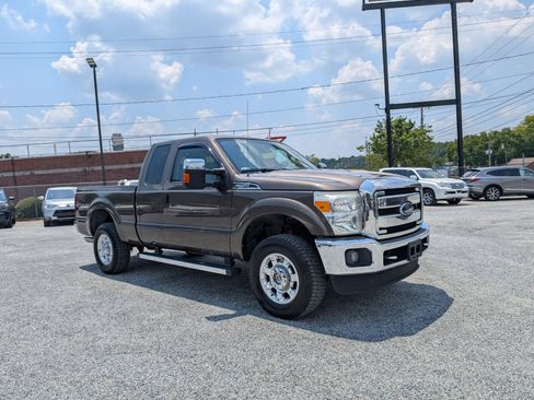 Used 2016 Ford F250 XLT w/ XLT Premium Package AWD/4WD image 3