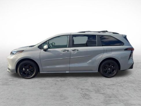 Certified 2025 Toyota Sienna XLE Woodland Edition AWD/4WD image 8