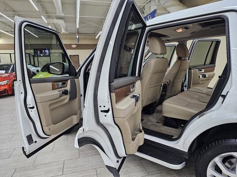 Used 2016 Land Rover LR4 HSE image 17