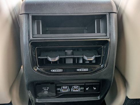 Certified 2024 Jeep Grand Cherokee Limited w/ Black Appearance Package image 31