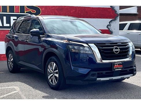 Used 2025 Nissan Pathfinder SL AWD/4WD image 12