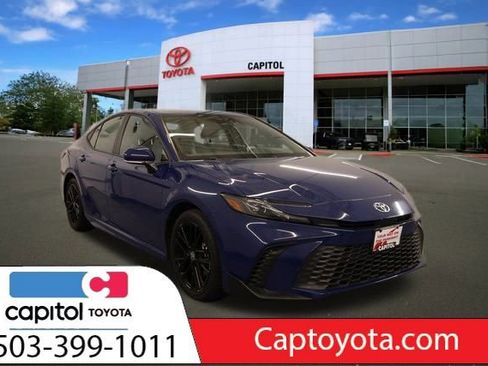 Used 2025 Toyota Camry SE image 1