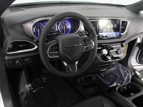 New 2026 Chrysler Pacifica Select image 9