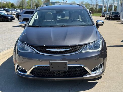 Used 2017 Chrysler Pacifica Limited image 3