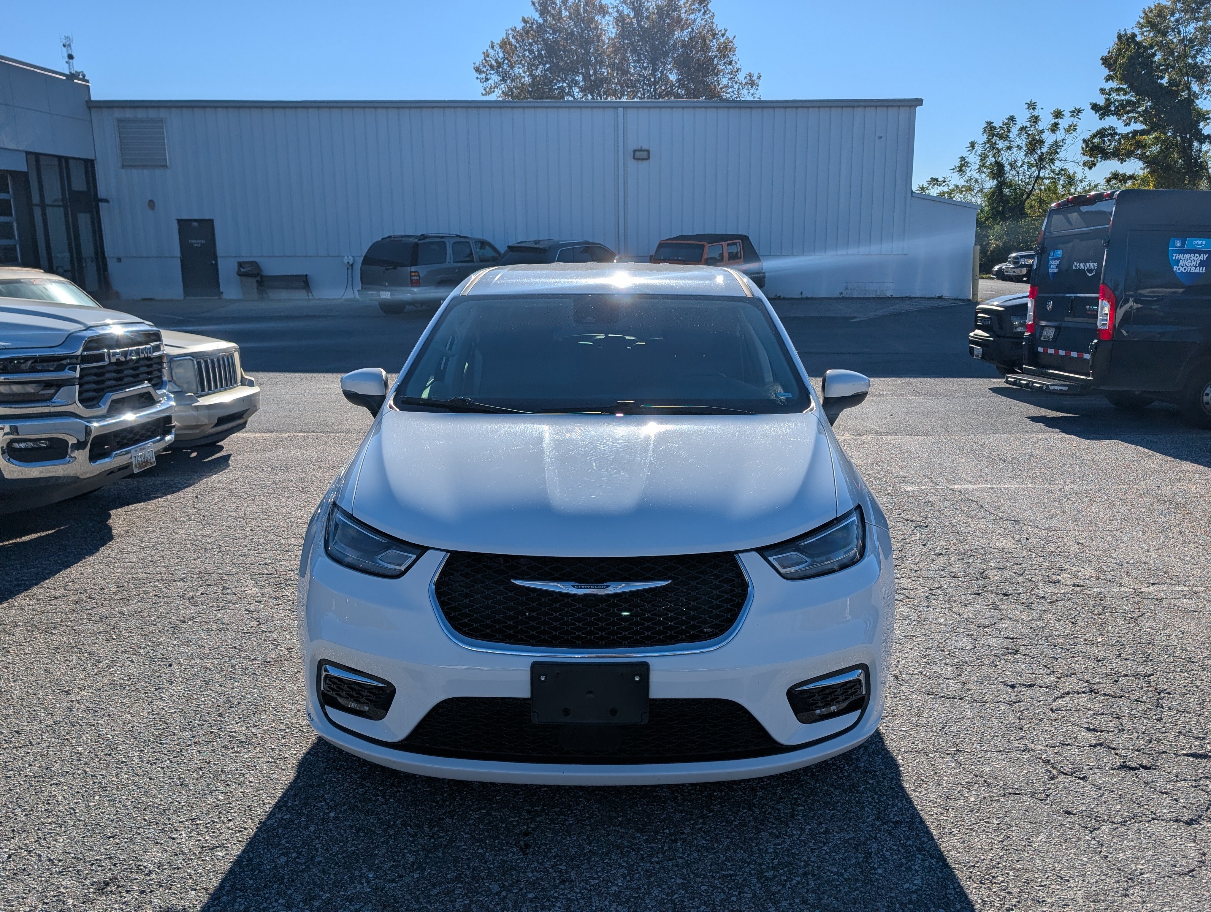 Used 2023 Chrysler Pacifica Touring-L FWD image 8