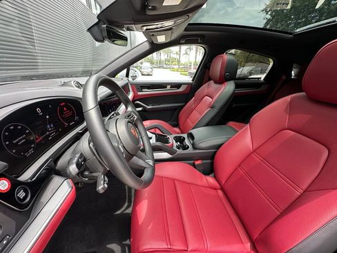 Certified 2026 Porsche Cayenne S AWD/4WD image 5