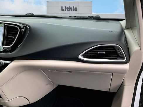 Used 2024 Chrysler Pacifica Touring-L image 24