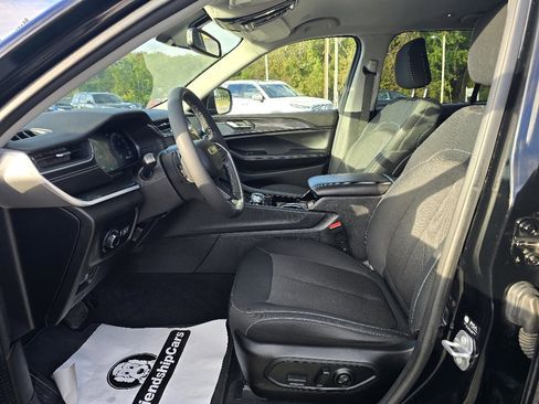 Used 2023 Jeep Grand Cherokee Laredo image 11