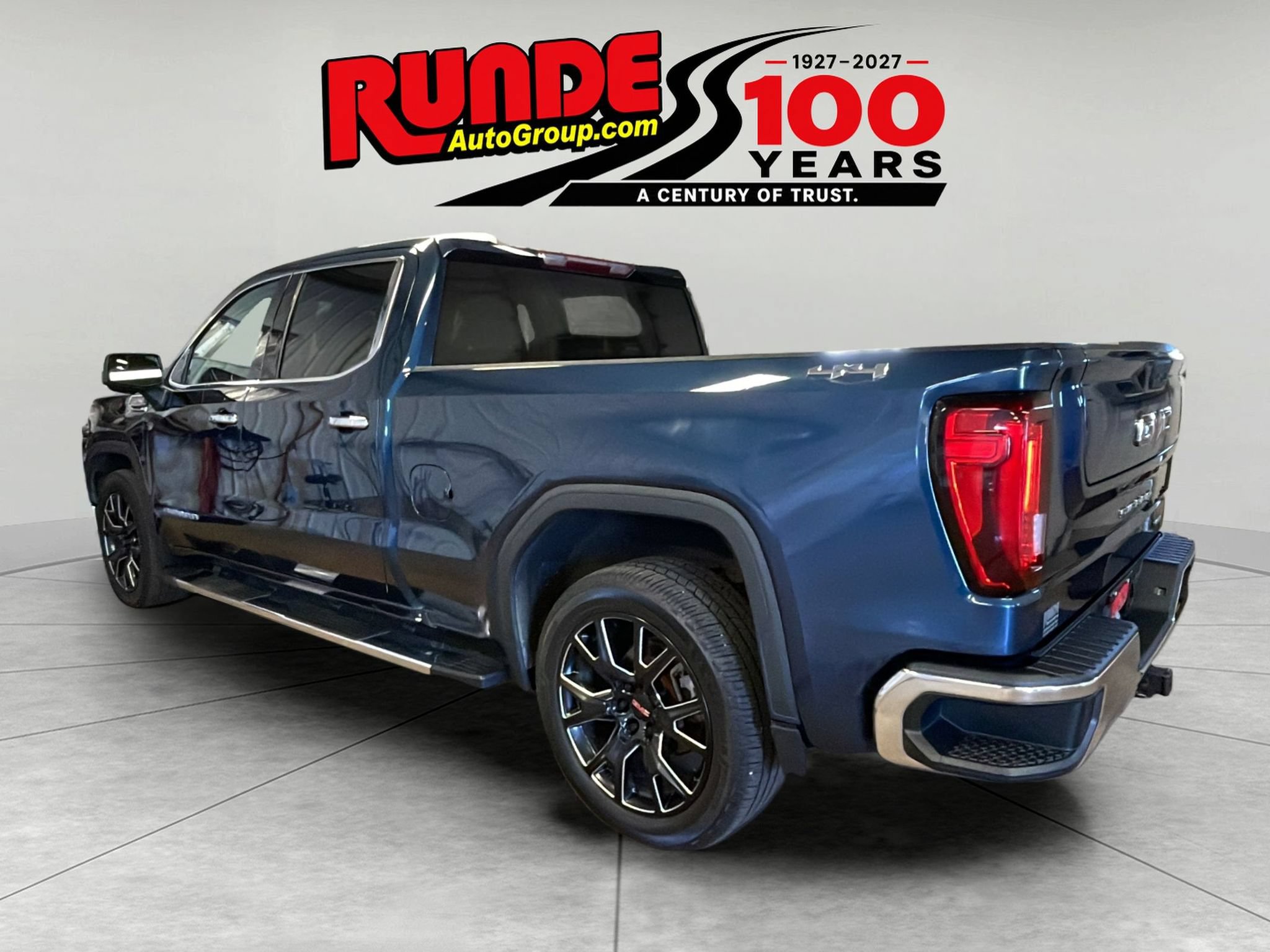 Used 2022 GMC Sierra 1500 SLT w/ SLT Premium Package AWD/4WD image 3