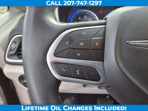 Used 2023 Chrysler Pacifica Touring-L image 14