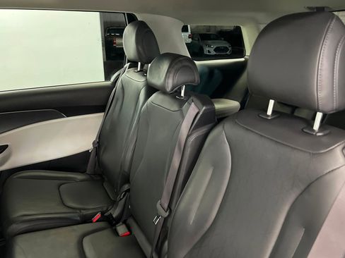 Used 2024 Kia Carnival LX image 20