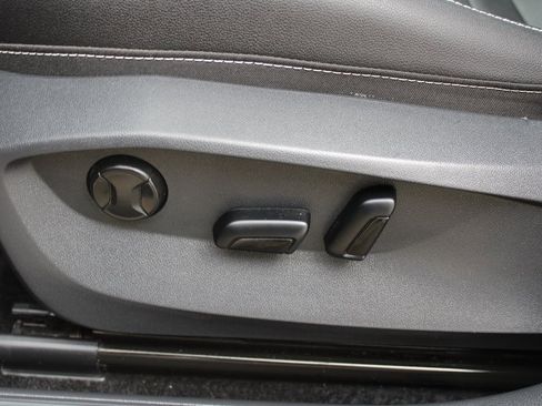 Certified 2024 Volkswagen Taos SEL image 9