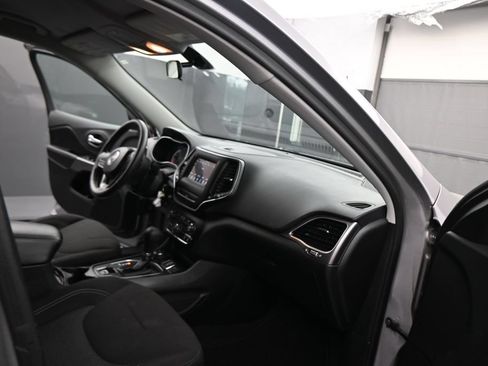 Used 2019 Jeep Cherokee Latitude w/ Popular Appearance Group AWD/4WD image 44