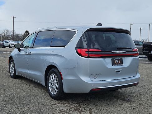 Used 2024 Chrysler Pacifica Touring-L FWD image 22