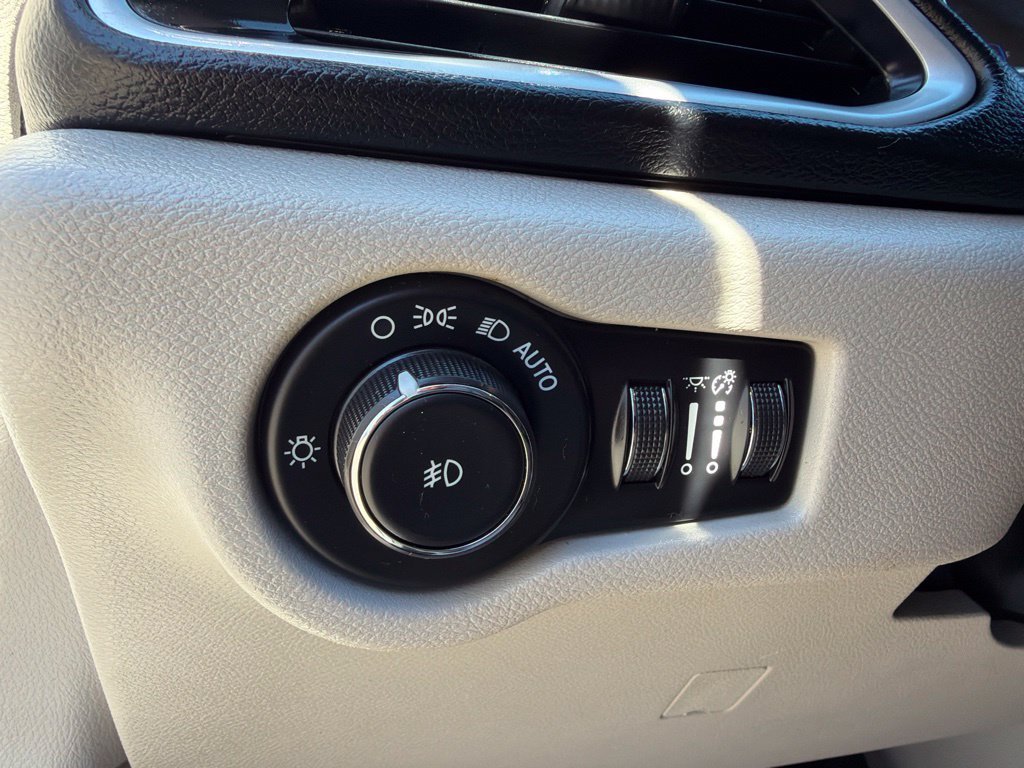 Used 2017 Chrysler Pacifica Touring-L FWD image 27