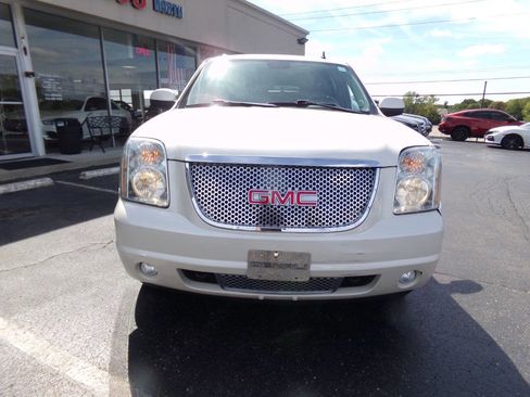 Used 2013 GMC Yukon XL Denali image 2