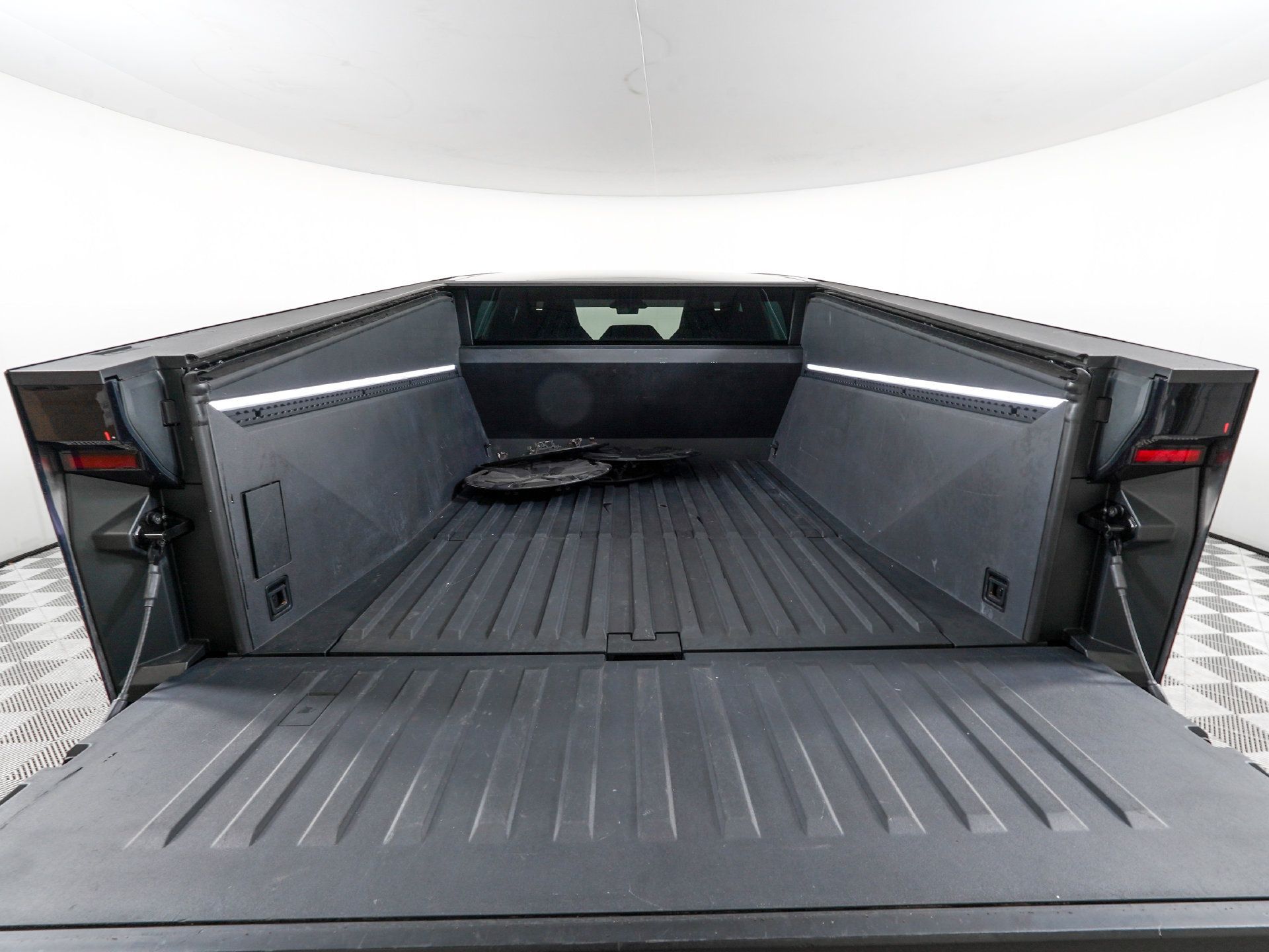 Used 2025 Tesla Cybertruck AWD Crew Cab image 7