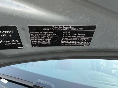 Used 2024 Volvo XC40 B5 Core AWD/4WD image 16