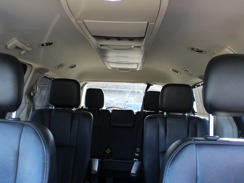 Used 2016 Chrysler Town & Country Touring w/ Driver Convenience Group image 40