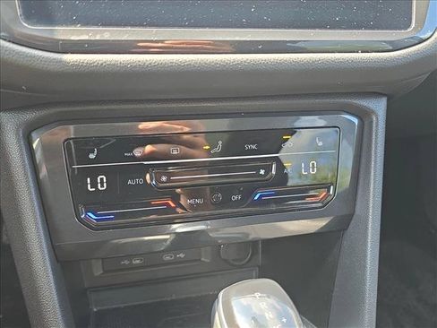 Used 2022 Volkswagen Tiguan SE w/ Panoramic Sunroof Package FWD image 13
