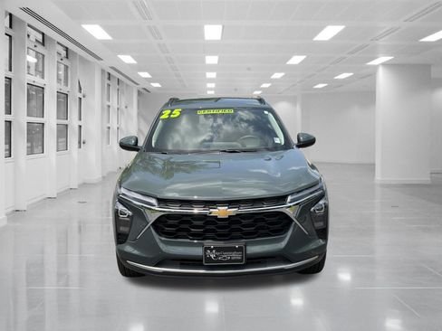 Used 2025 Chevrolet Trax LT w/ Driver Confidence Package FWD image 2