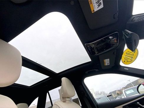 Used 2025 Mercedes-Benz GLC 300 4MATIC image 11