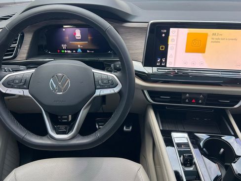 Used 2025 Volkswagen Atlas SEL Premium R-Line image 11