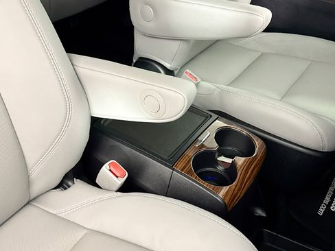 Used 2017 Toyota Sienna Limited Premium image 35