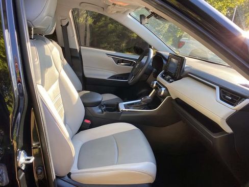 Used 2021 Toyota RAV4 XLE Premium FWD image 33