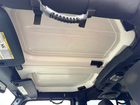 Used 2014 Jeep Wrangler Unlimited Sahara w/ Dual Top Group AWD/4WD image 28