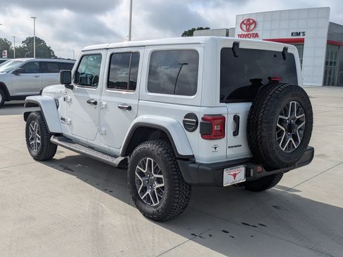 New 2026 Jeep Wrangler Unlimited Sahara AWD/4WD image 3