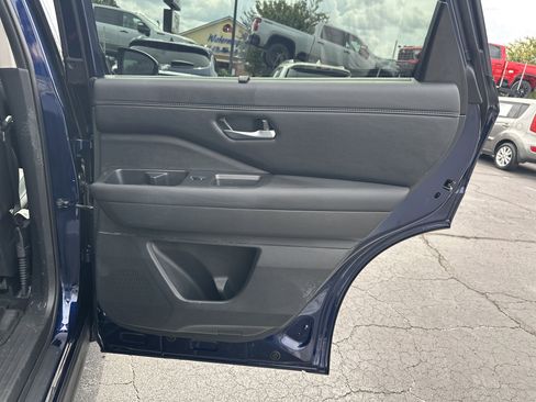 Used 2025 Nissan Pathfinder Platinum image 17