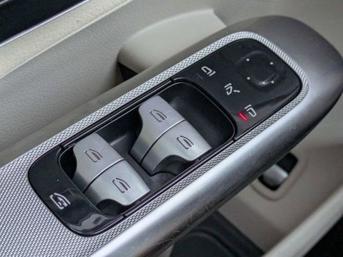 Used 2024 Mercedes-Benz GLC 300 4MATIC image 23