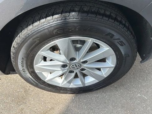 Used 2015 Volkswagen Golf S image 9