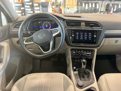 Certified 2023 Volkswagen Tiguan SE w/ Panoramic Sunroof Package image 2
