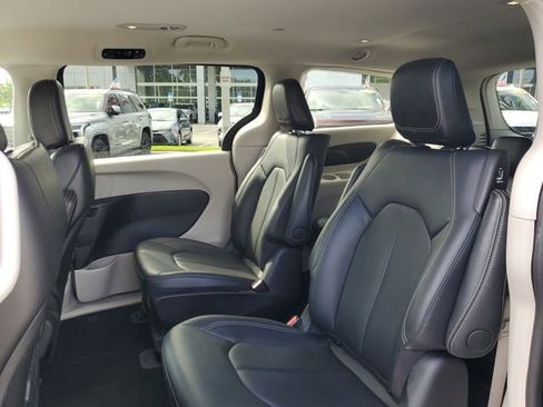 Used 2024 Chrysler Pacifica Select image 11