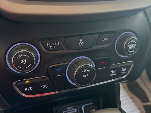 Used 2017 Jeep Cherokee Latitude w/ Comfort & Sound Group image 13