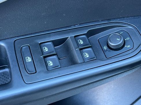 Used 2024 Volkswagen Taos SE image 14