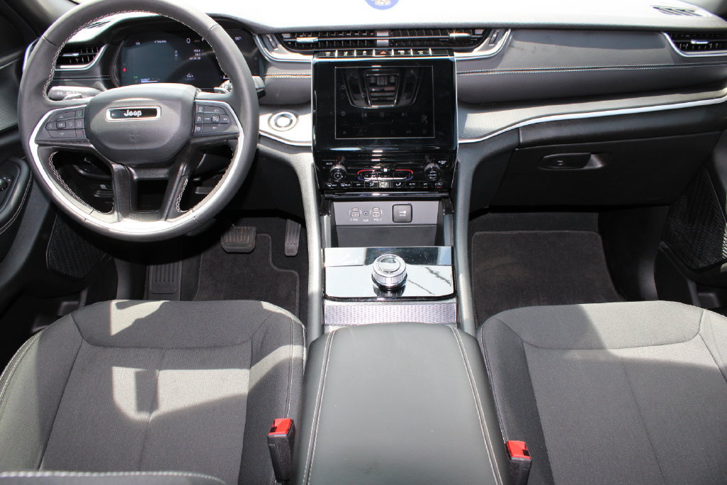 Used 2025 Jeep Grand Cherokee Laredo X RWD image 11