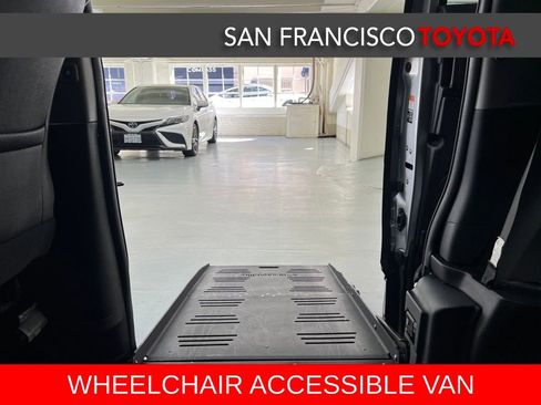 Used 2017 Toyota Sienna SE image 5