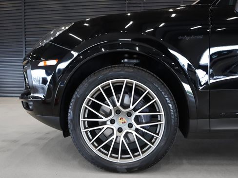 Certified 2023 Porsche Cayenne Platinum Edition AWD/4WD image 28