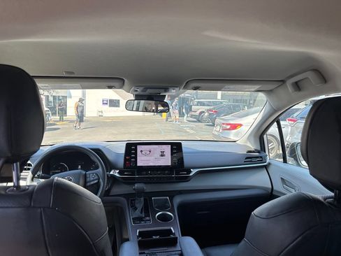 Used 2023 Toyota Sienna LE FWD image 16