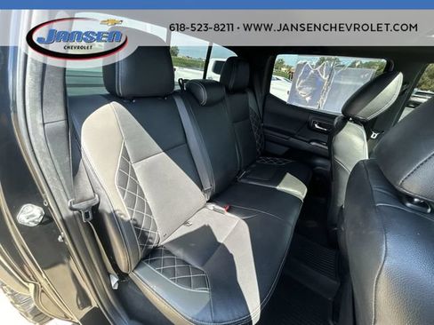 Used 2017 Toyota Tacoma TRD Sport AWD/4WD image 26
