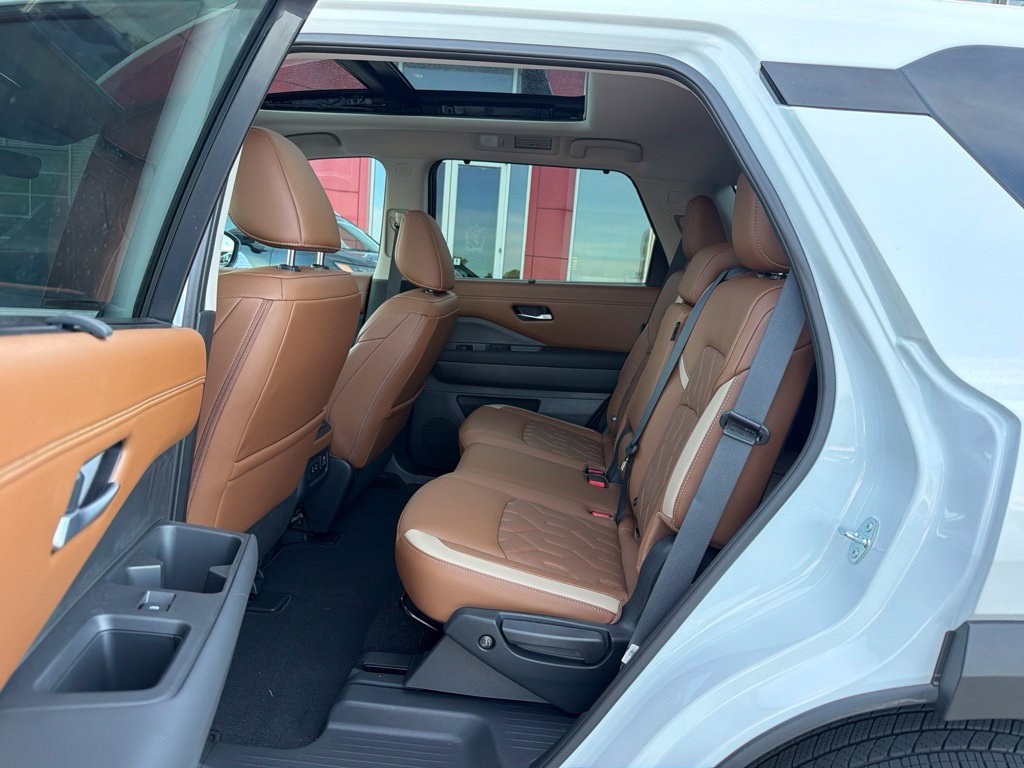 Used 2026 Nissan Pathfinder Platinum w/ Cargo Package AWD/4WD image 15