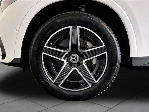 Used 2025 Mercedes-Benz GLC 300 4MATIC image 11