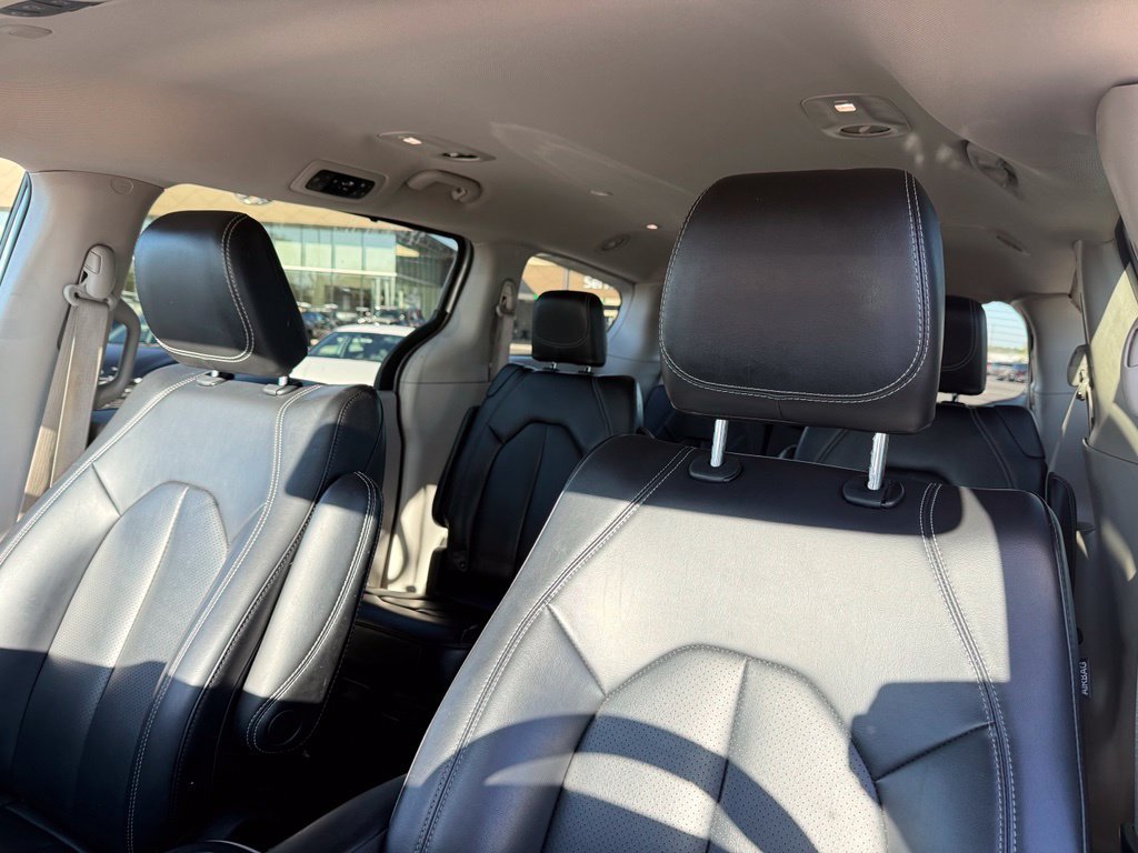 Used 2023 Chrysler Pacifica Touring-L FWD image 23