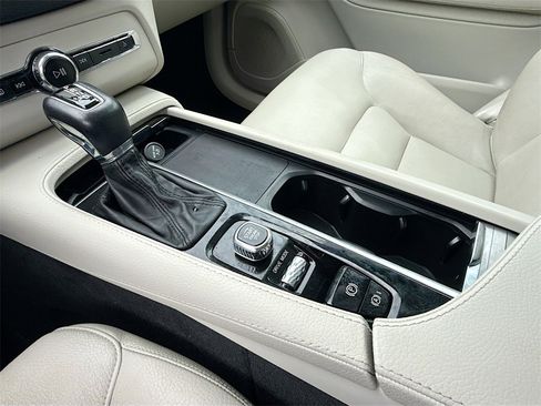 Used 2021 Volvo XC90 T5 Momentum w/ Climate Package image 18