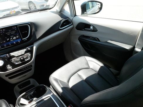 Used 2024 Chrysler Pacifica Touring-L FWD image 11