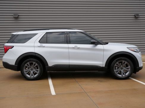 New 2026 Ford Explorer Active w/ Active Comfort Package AWD/4WD image 2